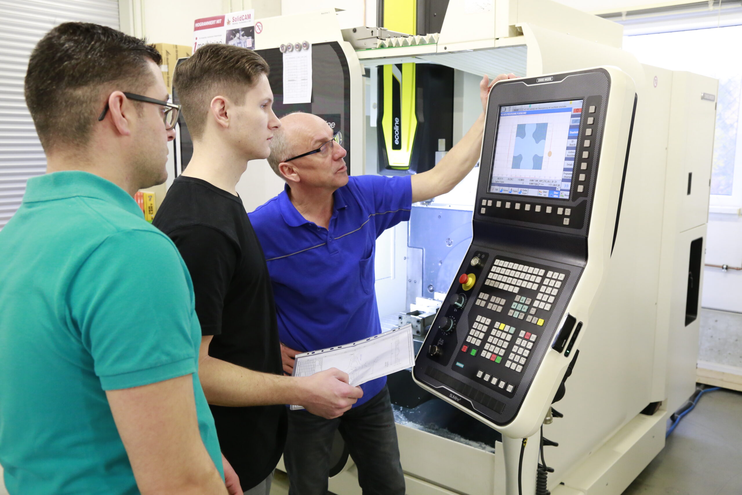 Praktische Metallbearbeitung an einer CNC-Maschine bei der AWA